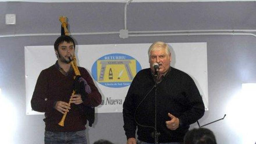 Julio Martín, durante su actuación, con Pablo Carrera a la gaita.