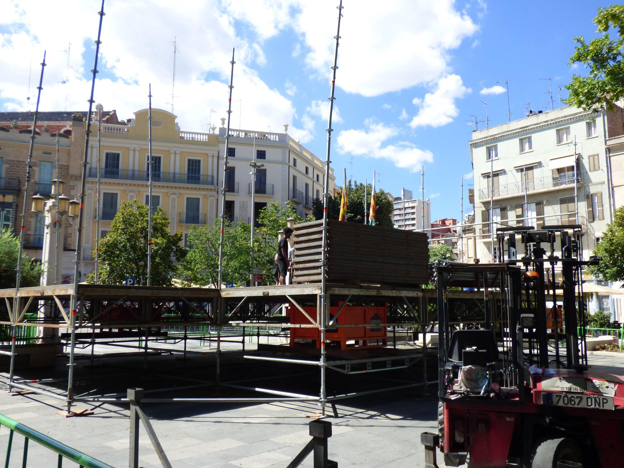 Comencen les tasques de muntatge de l'escenari de la Rambla de l'Acústica