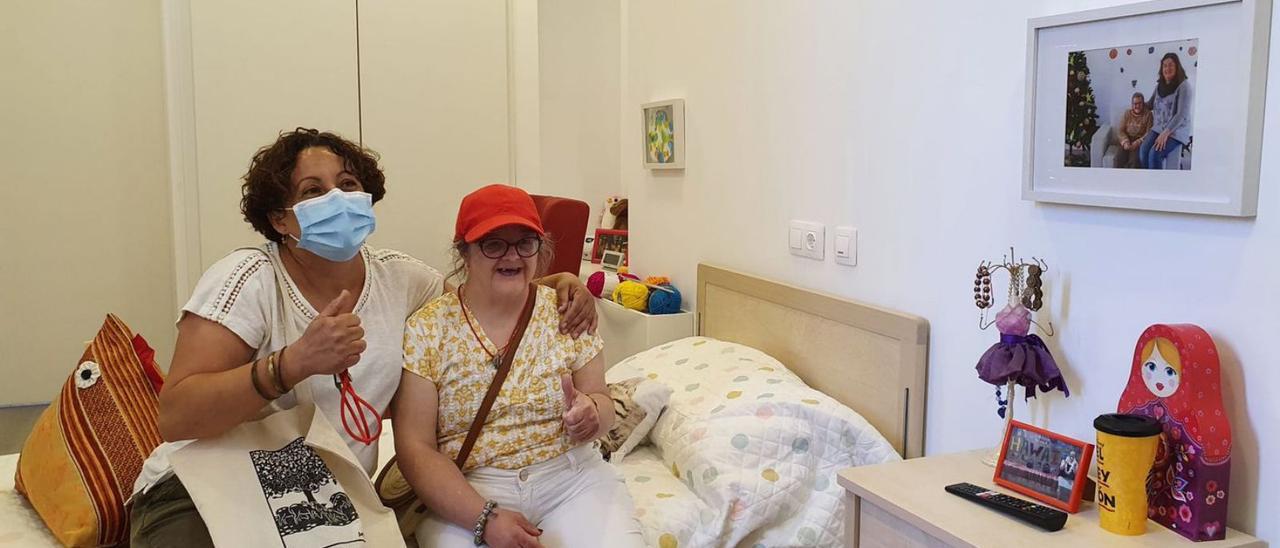 Una usuaria y una trabajadora celebran la inauguración de la residencia en el Hospici. | R.F.