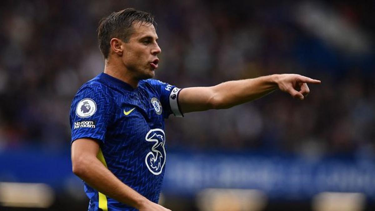 César Azpilicueta da una indicación