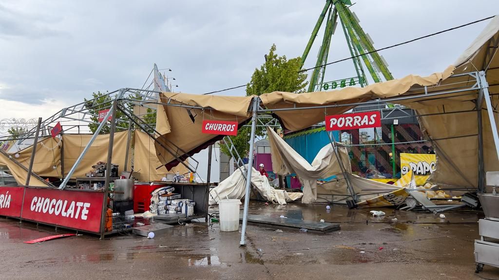 La lluvia amarga la feria a los cacereños y causa destrozos en el ferial