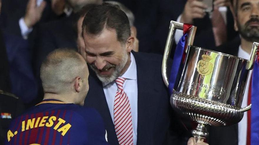 Iniesta recibe la copa en la final del pasado abril.