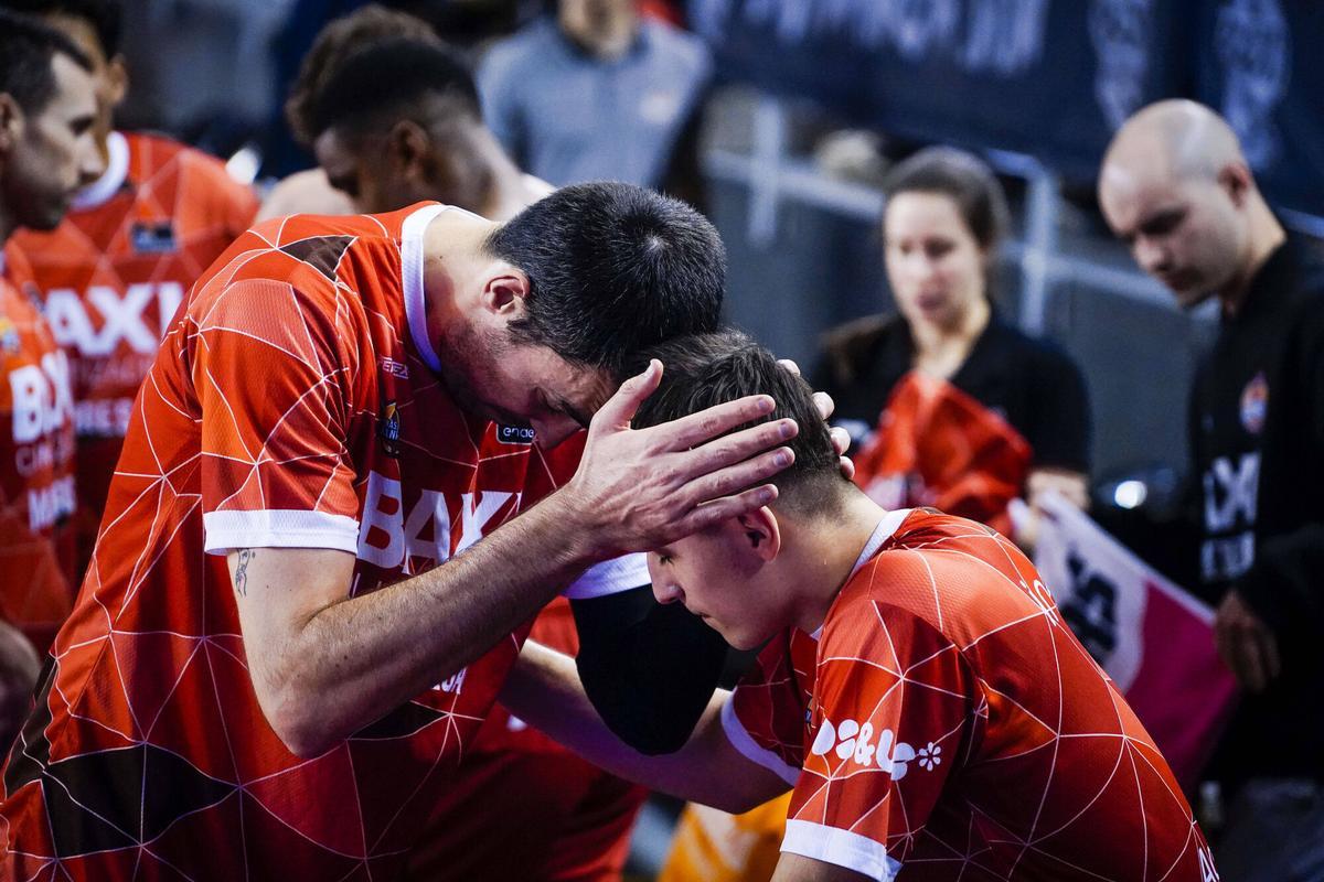 Pierre Oriola esperonant Gerard Fernández durant el partit amb el Breogán