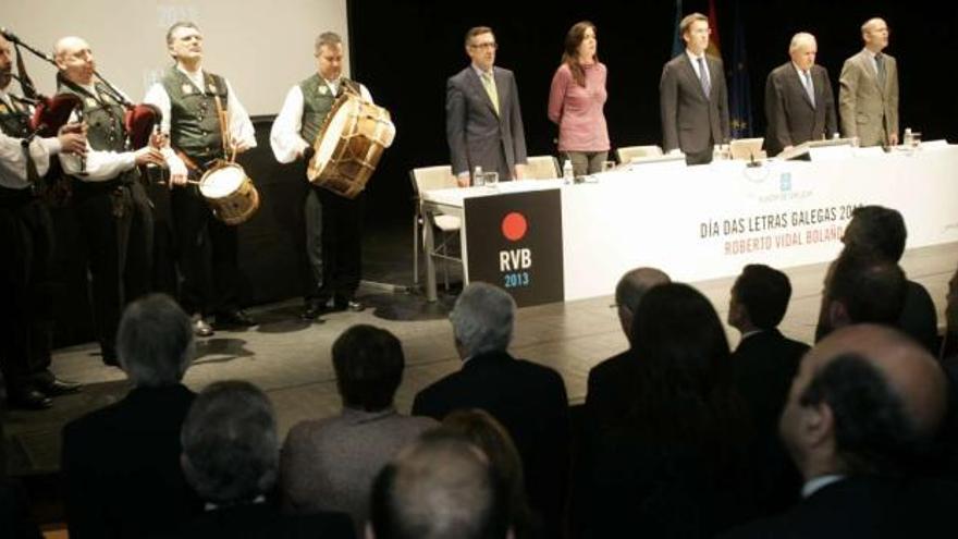 Alberto Núñez Feijóo (3º d) presidiu o acto de homenaxe á figura de Roberto Vidal Bolaño no Salón Teatro de Compostela.  // Xoán Álvarez