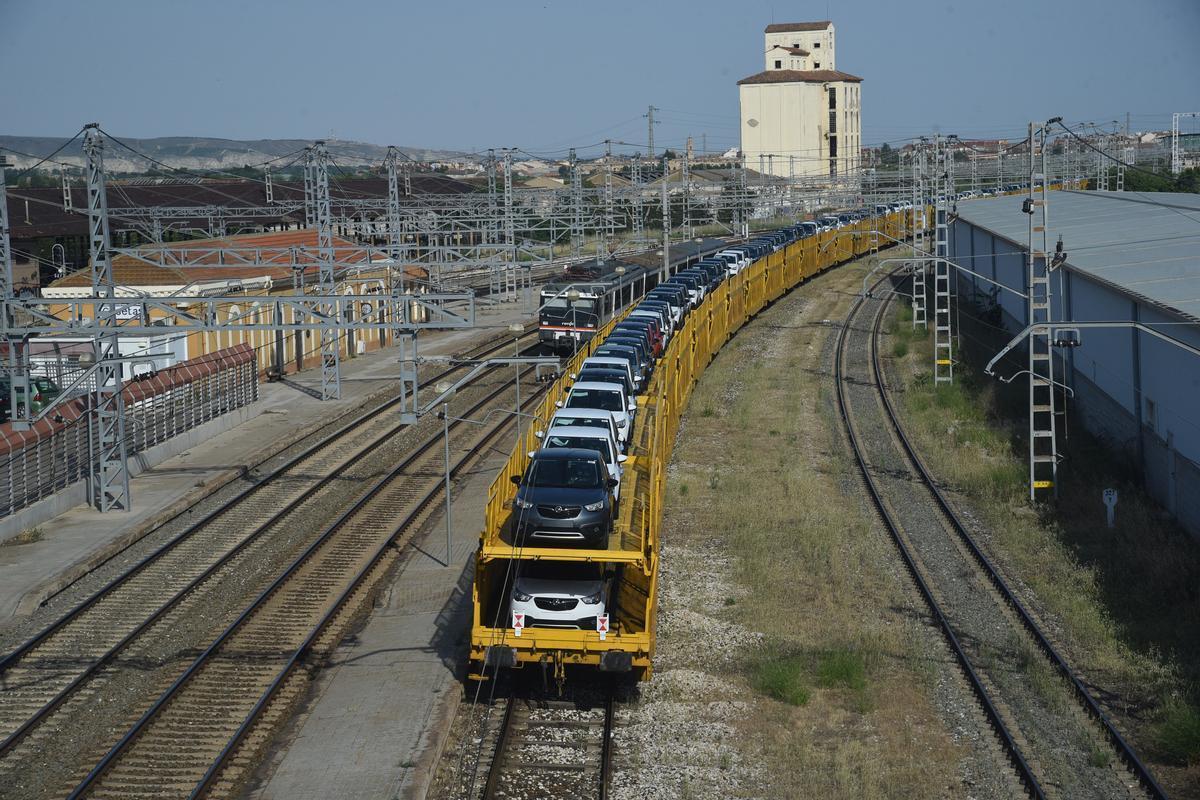 Un tren de transporte de mercancías que mueve automóviles.
