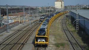 Un tren de transporte de mercancías que mueve automóviles.