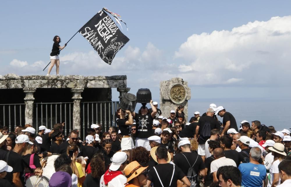 Juramento con vino a trescientos metros de altura. La guardesa fiesta del Monte congrega a miles de personas en Santa Trega