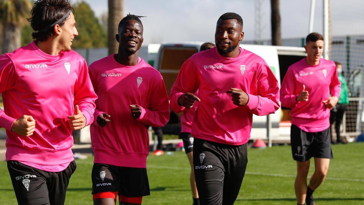 Djetei y Traoré bromean con Farrando durante un entreno del Córdoba CF, esta temporada.