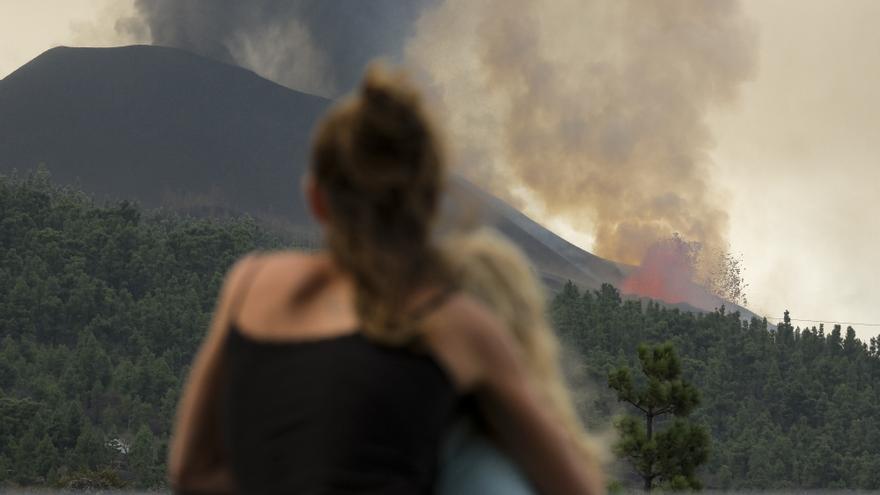 Las imágenes de drones revelan cómo la lava se acerca peligrosamente al mar