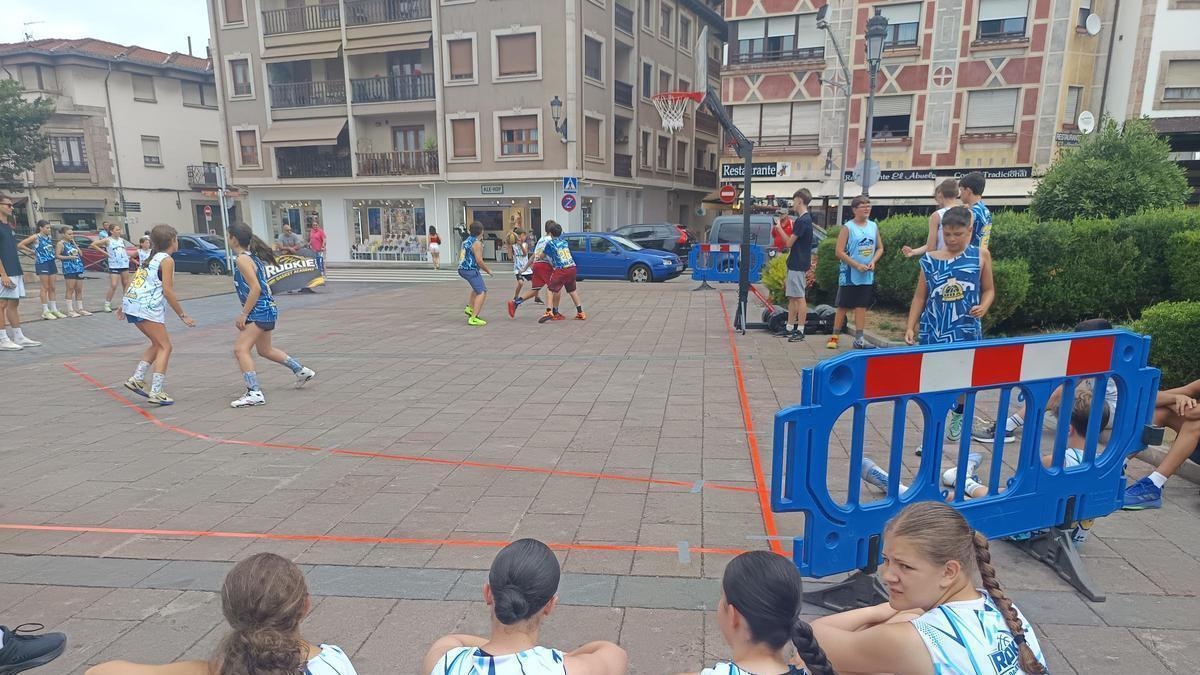 El Campus RBA finaliza su sexta edición con baloncesto en la calle en Cangas de Onís