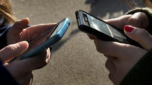 zentauroepp24823504 barcelona 24 01 2014 adolescentes utilizando telefono  movil180517192339