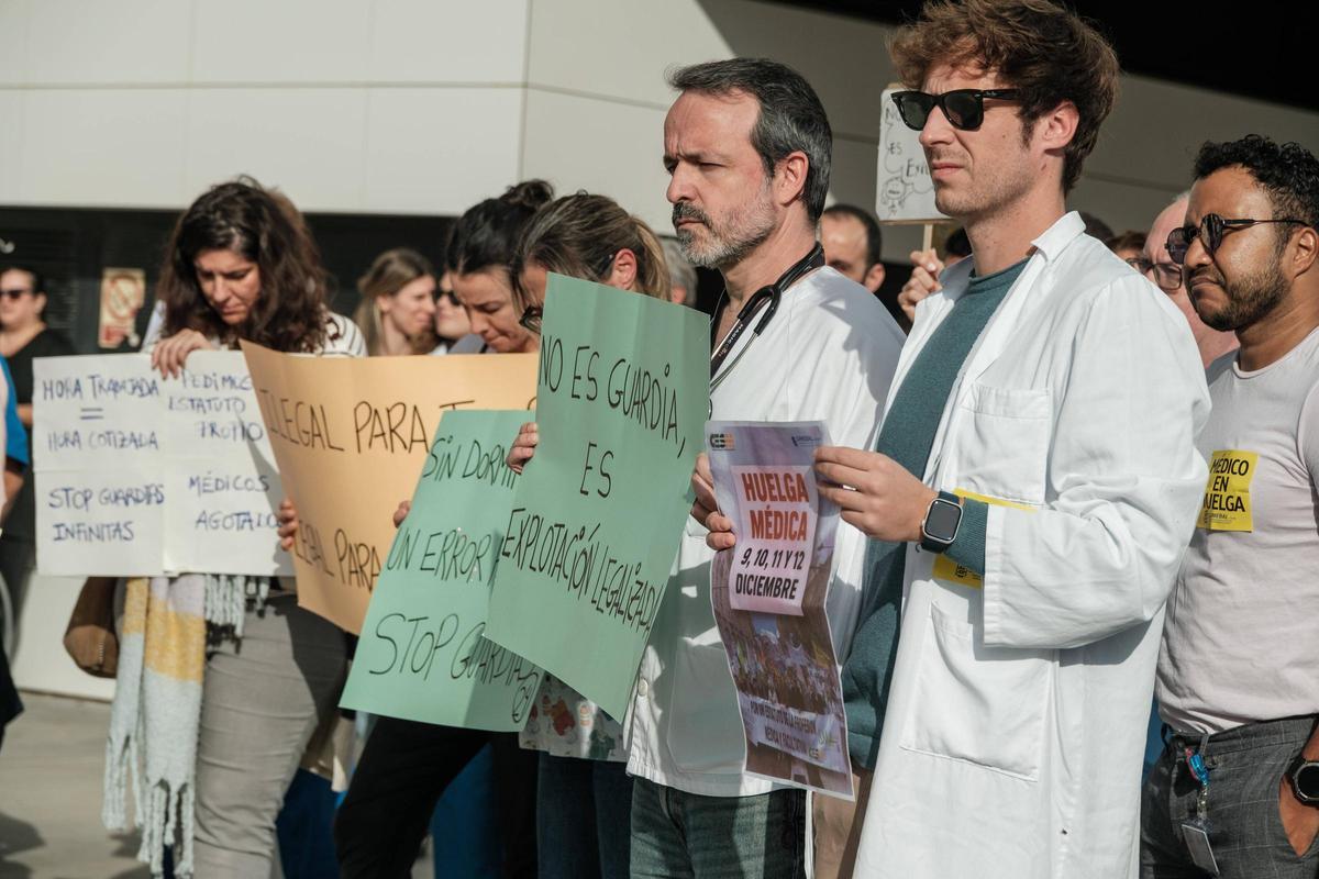 Todas las fotos de la concentración de médicos en el Hospital de Ibiza
