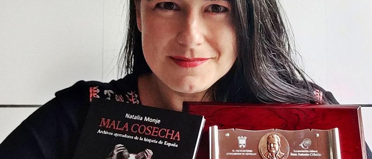 Natalia Monje,  con su libro “Mala cosecha” y su  premio.