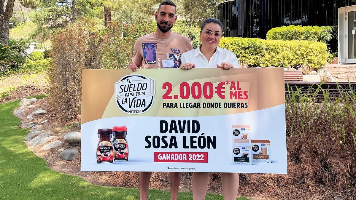 David Sosa, ganador Sueldo  para toda la vida de Nescafé, junto a su pareja Glenda.