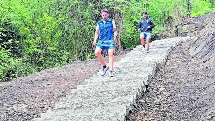 Deportistas probando el primer tramo de la «escalerona» en primavera.