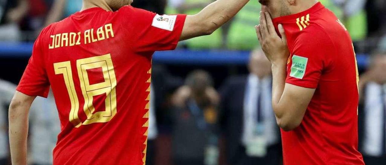 Alba consuela a Koke tras perder la tanda de penaltis ante Rusia. // Efe