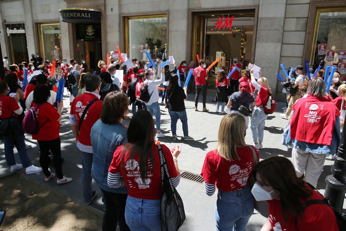 Protesta de trabajadores de H&amp;M, en el Passeig de Gràcia de Barcelona.