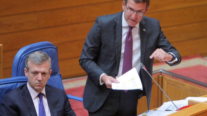 Feijóo, con Rueda, esta mañana, en el Parlamento gallego. // Xoán Álvarez