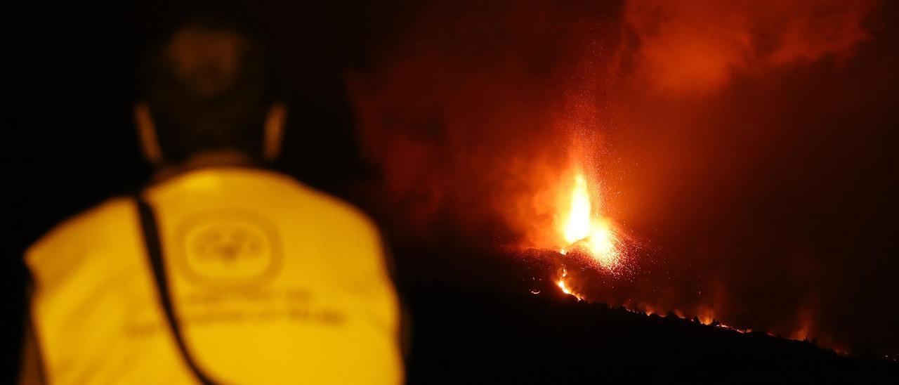 Un hombre contempla la erupción del volcán Cumbre Vieja.