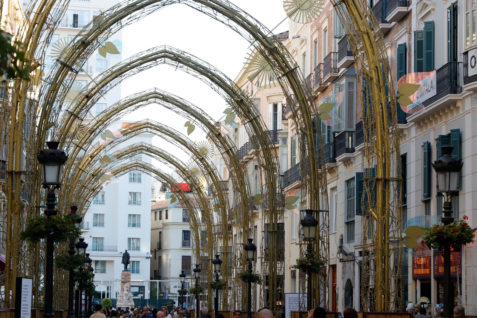 La estructura de las luces de Navidad, ya colocada en la calle Larios.