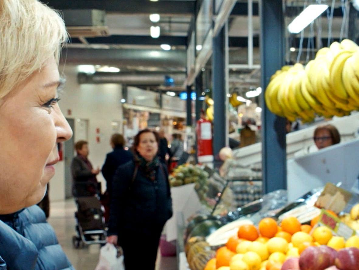 Susi Díaz en una visita al mercado. | INFORMACIÓN