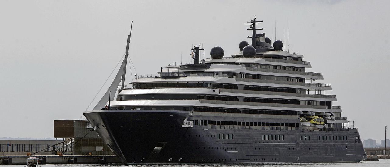 Atraca en Alicante el Evrima, el nuevo crucero de lujo de Ritz-Carlton