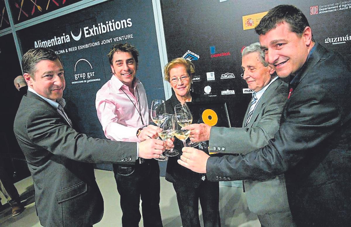 Els tres germans brindant amb els seus pares en un acte a Barcelona