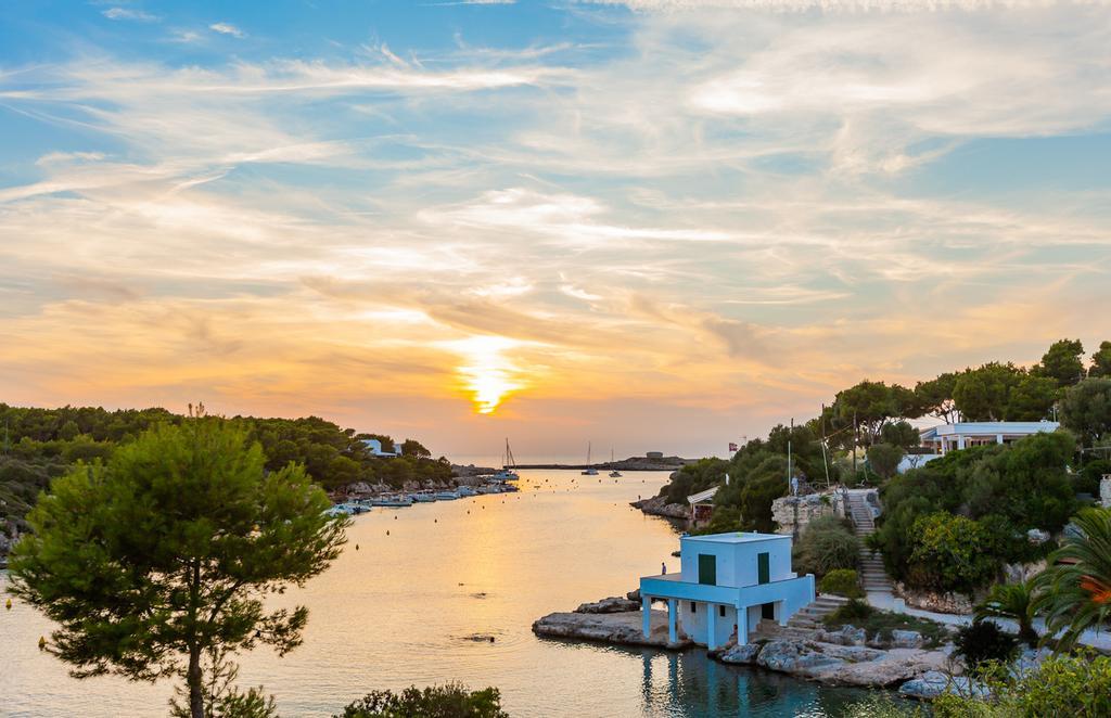 Disfruta de las mejores calas de Menorca y sus mágicos atardeceres.