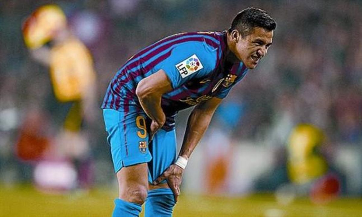 Alexis es queixa de l’adductor dret després d’una carrera. Alexis es queixa de l’adductor dret després d’una carrera.