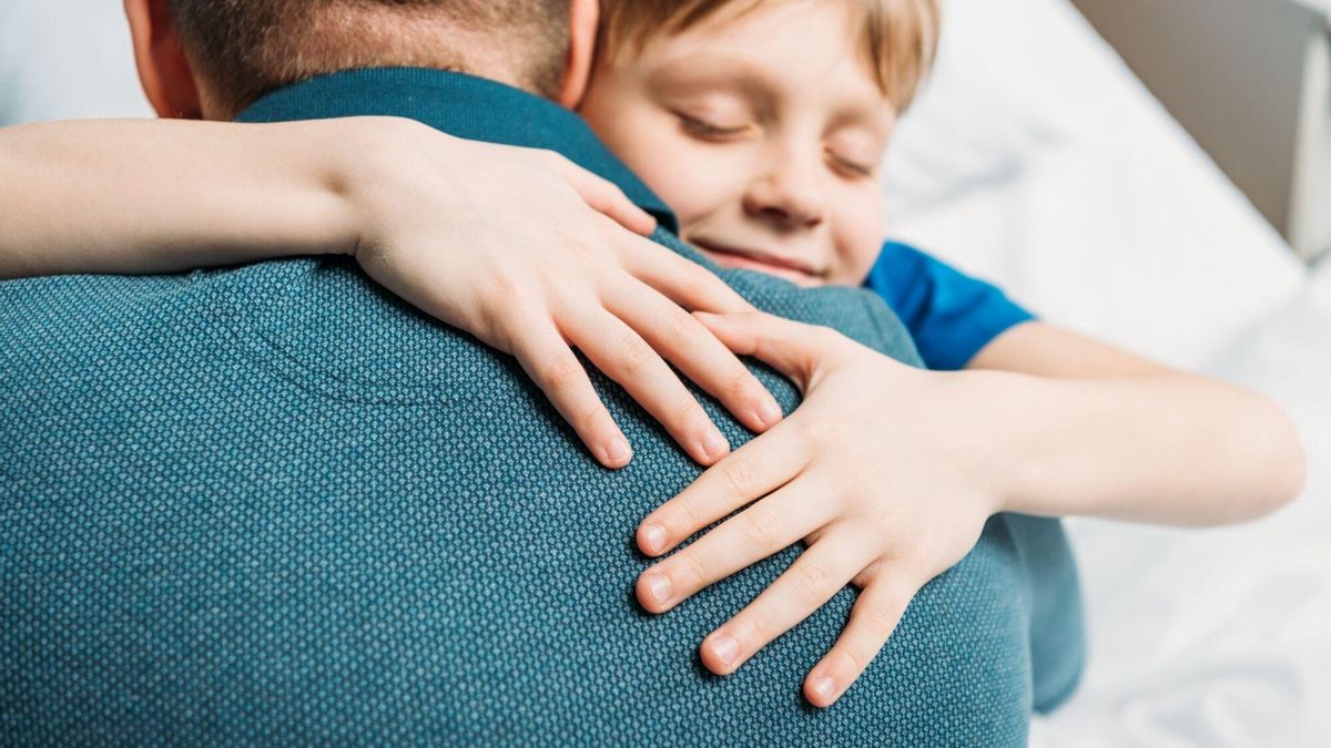Padre abrazando a su hijo