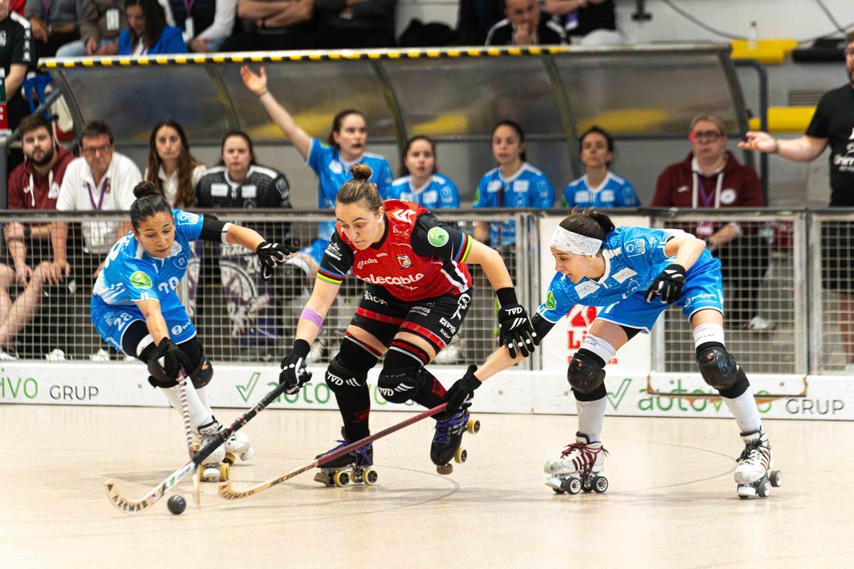 Sara Roces, entre dos jugadoras del Fraga en el partido liguero de Mata Jove.