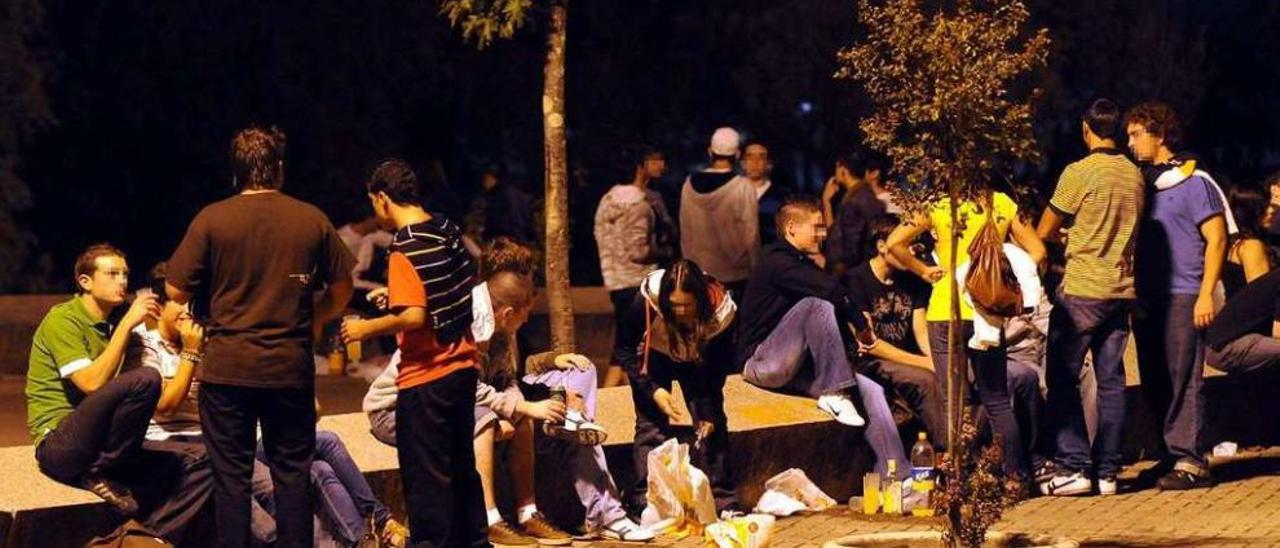 Varios jóvenes, participando en un botellón en Pontevedra. // Rafa Vázquez