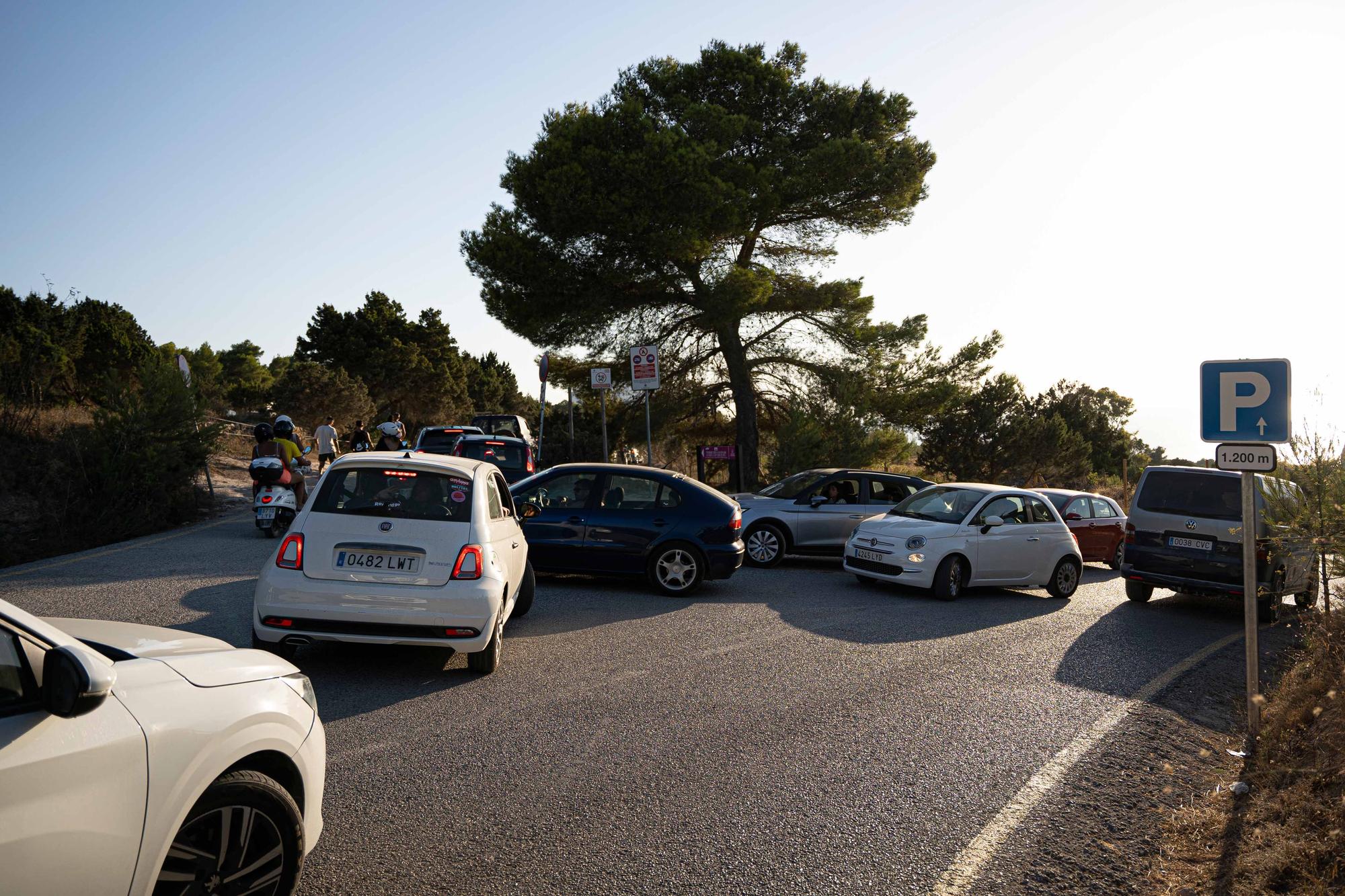 Caos circulatorio para ver uno de los mejores atardeceres de Ibiza, frente a es Vedrà