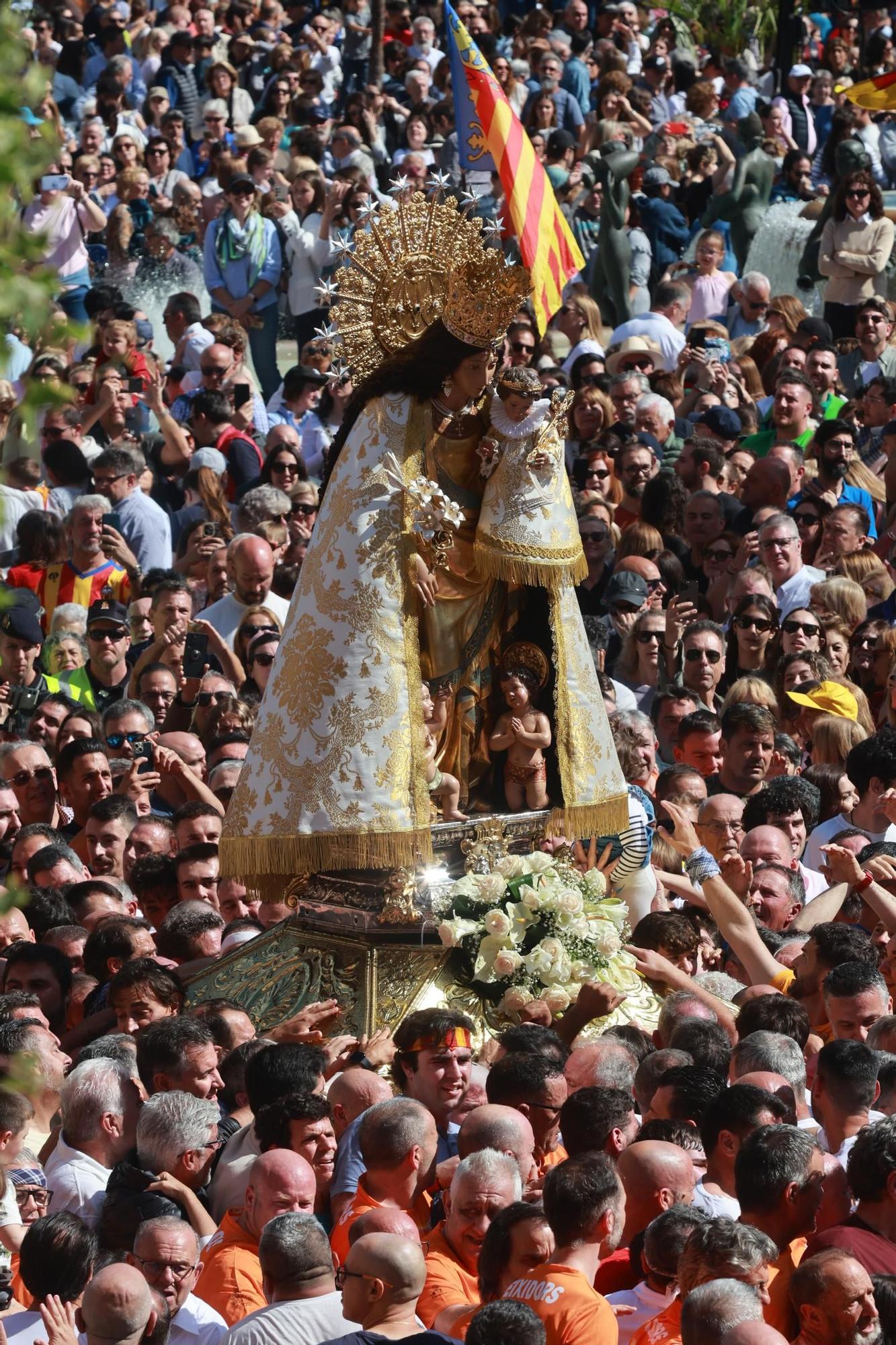 FOTOGALERÍA | Una multitud arropa a la Virgen de los Desamparados en su traslado a la Catedral