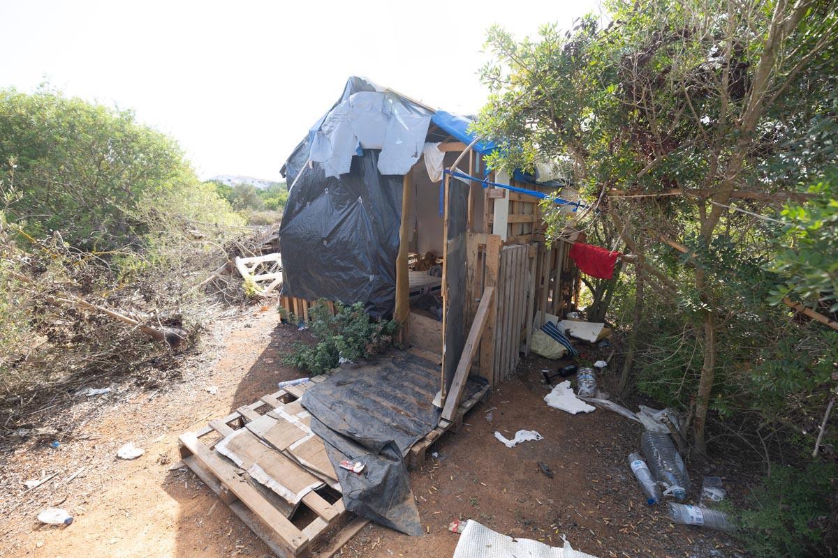 Un poblado chabolista entre los grandes resorts de Platja d'en Bossa