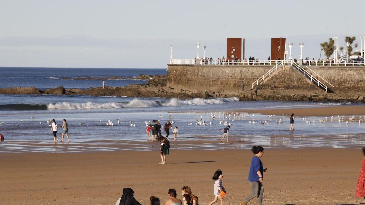 Una imagen de archivo de la playa de Gijón