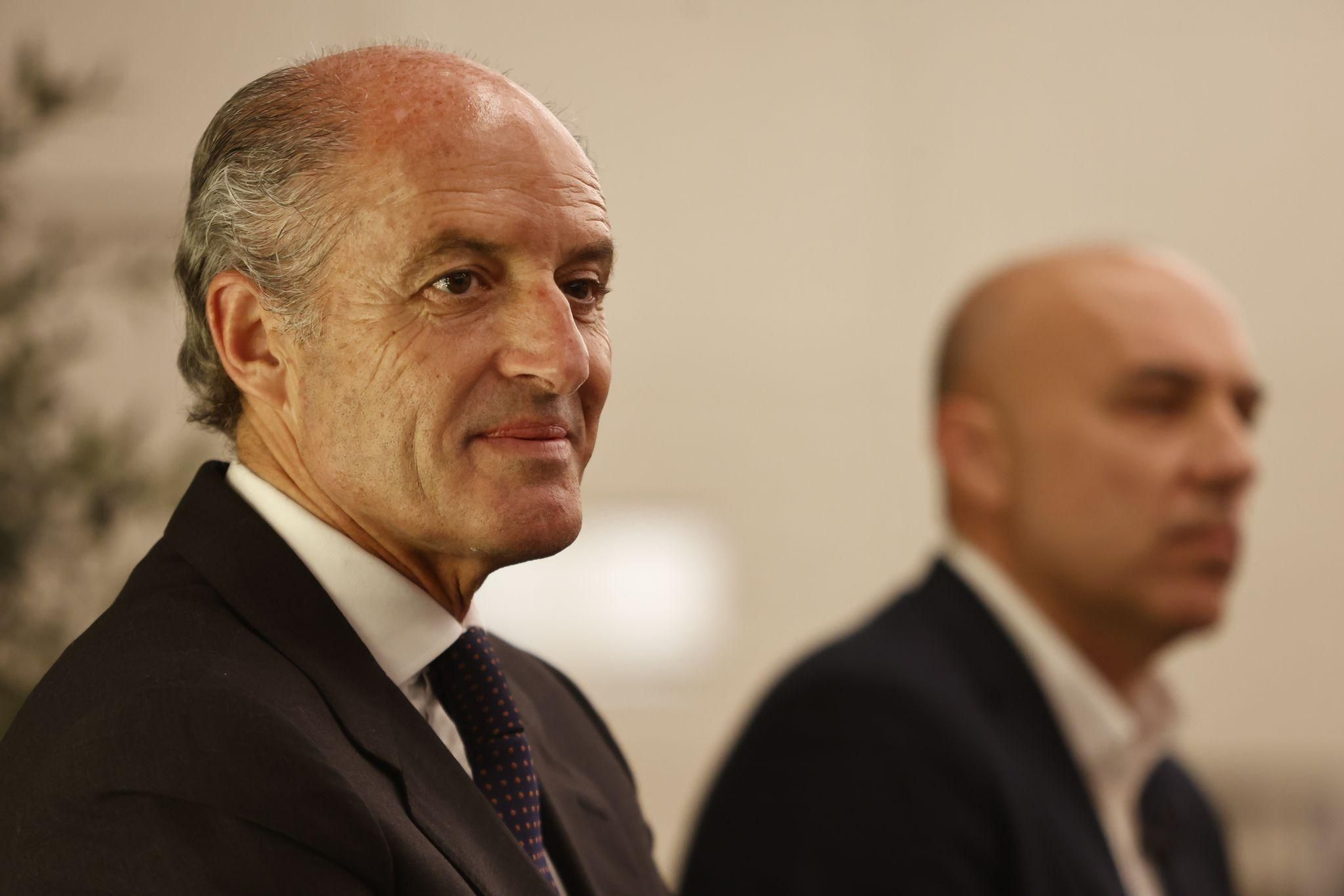 Los asistentes a la presentación del libro de Francisco Camps en un hotel de València