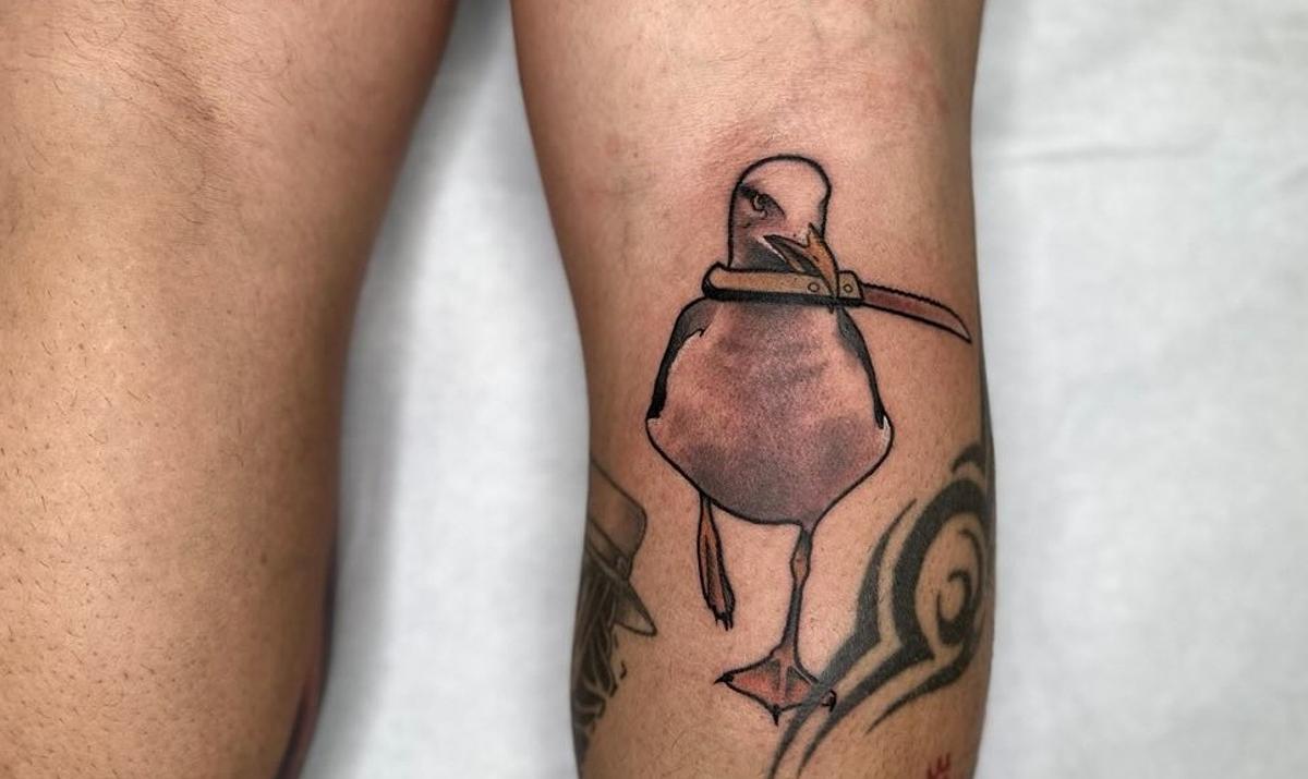 El tatuaje de la viral gaviota navajera que se ha tatuado un vigués en el gemelo de su pierna derecha.
