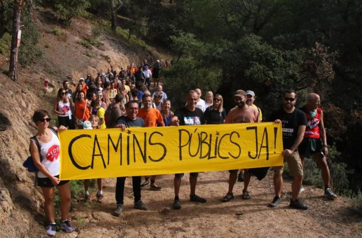 Activistes demanat la reobertura del camí de ronda al seu pas per Can Juncadella, en una imatge d'arxiu.