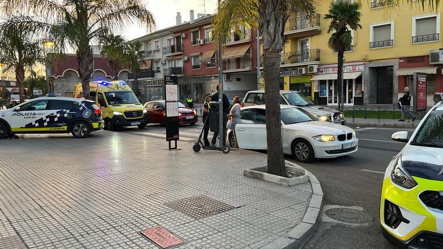 Herido en la cabeza un joven al chocar el patinete que conducía con un coche en Lucena