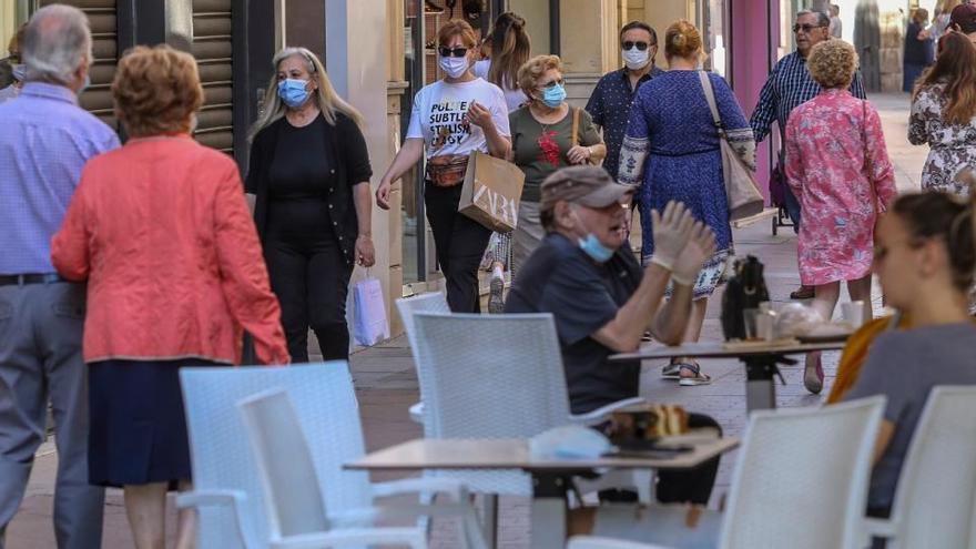 Gente paseando con mascarillas en Elche