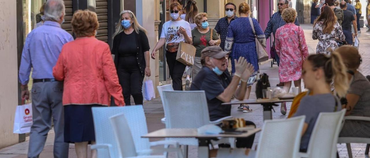 Gente paseando con mascarillas en Elche