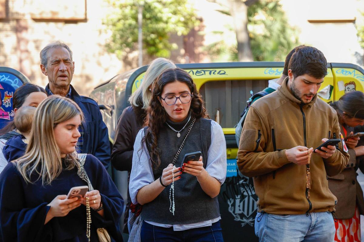 Rezos ante la sala en la que el pasado miércoles se iba a celebrar el Coven Blasfemia.