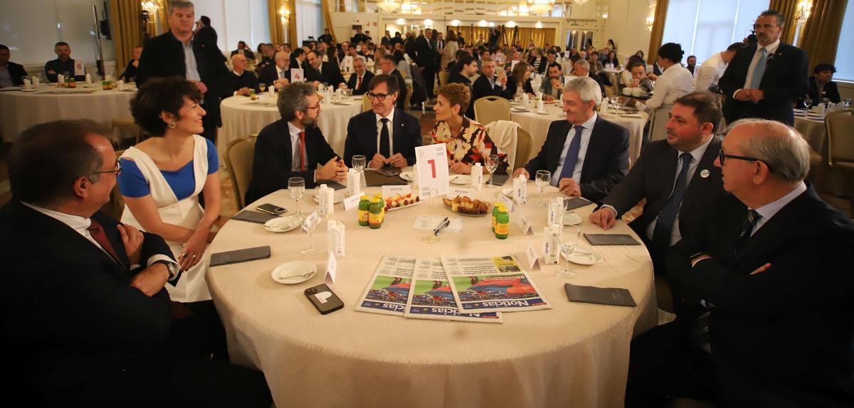 Desayuno informativo con Salvador Illa en Pamplona organizado por Diario de Noticias y EL PERIÓDICO. En la imagen, Albert Sáez, director de EL PERIÓDICO; Elma Saiz, ministra de Inclusión, Seguridad Social y Migraciones; Aitor Moll, consejero delegado de Prensa Ibérica; Salvador Illa, presidente de la Generalitat; María Chivite, presidenta de Navarra; Iñaki Alzaga, presidente del Grupo Noticias, y otros asistentes al evento.