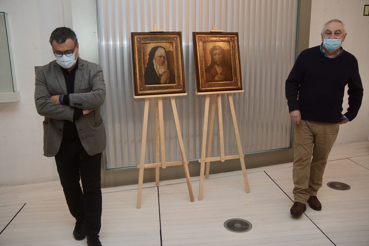 Xosé Manuel Rey, director del Museo, y César Mosquera, vicepresidente de la Diputación, con las obras que se devolverán a Polonia