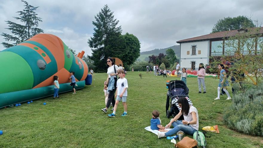 Así será la Jornada en Familia de Llanera: paseos en globo aeroestático, paella popular, hinchables y una gran fiesta de color