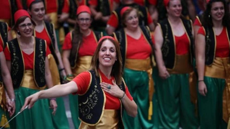 Una filà de festeras durante el desfile.