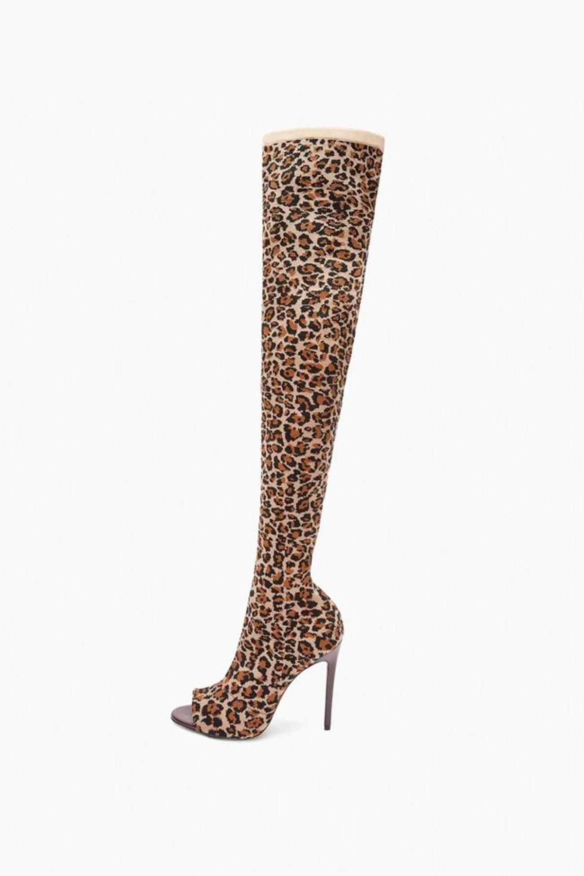 Botas altas de tacón de estilo calcetín y sin puntera con estampado de leopardo, de Victoria Beckham