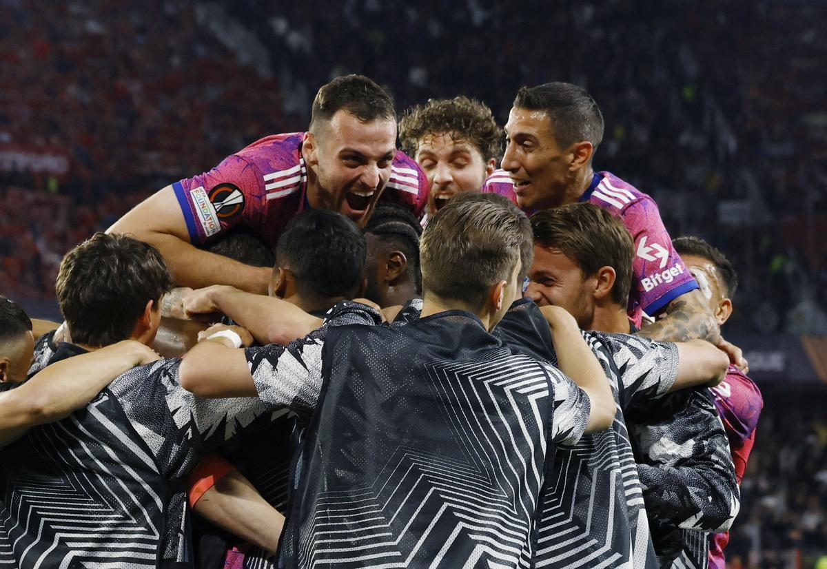 Los jugadores de la Juventus celebran el tanto de Dušan Vlahović en el Sánchez Pizjuán.