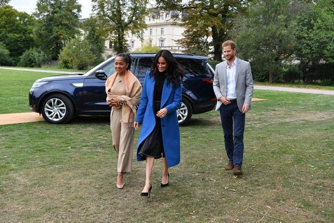 Meghan Markle, junto a su madre Doria Ragland y el príncipe Harry
